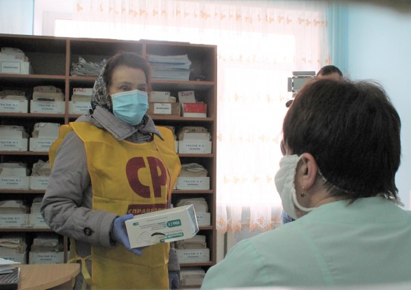 Медики Еманжелинска получили защитные маски от депутата Валерия Гартунга