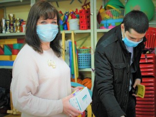 Сотрудники работающих детских садов получили защитные маски от депутата Гартунга